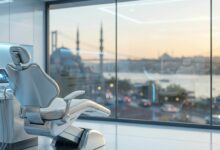 Intérieur d'une clinique dentaire ultramoderne et impeccable en Turquie, avec un équipement de pointe au premier plan et une vue panoramique floue sur la ville d'Istanbul au crépuscule à travers une grande fenêtre.