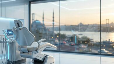 Intérieur d'une clinique dentaire ultramoderne et impeccable en Turquie, avec un équipement de pointe au premier plan et une vue panoramique floue sur la ville d'Istanbul au crépuscule à travers une grande fenêtre.