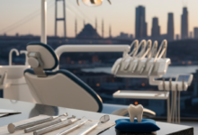 Image photoréaliste d'une salle de consultation dentaire ultra-moderne avec des instruments stériles et un gros plan sur une dent en céramique parfaite, sur fond flou du paysage urbain d'Istanbul au coucher du soleil.