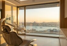 Vue depuis une clinique dentaire moderne et luxueuse sur la ville d'Istanbul, en Turquie, au lever du soleil, symbolisant le tourisme dentaire de haute qualité.