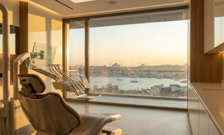 Vue depuis une clinique dentaire moderne et luxueuse sur la ville d'Istanbul, en Turquie, au lever du soleil, symbolisant le tourisme dentaire de haute qualité.