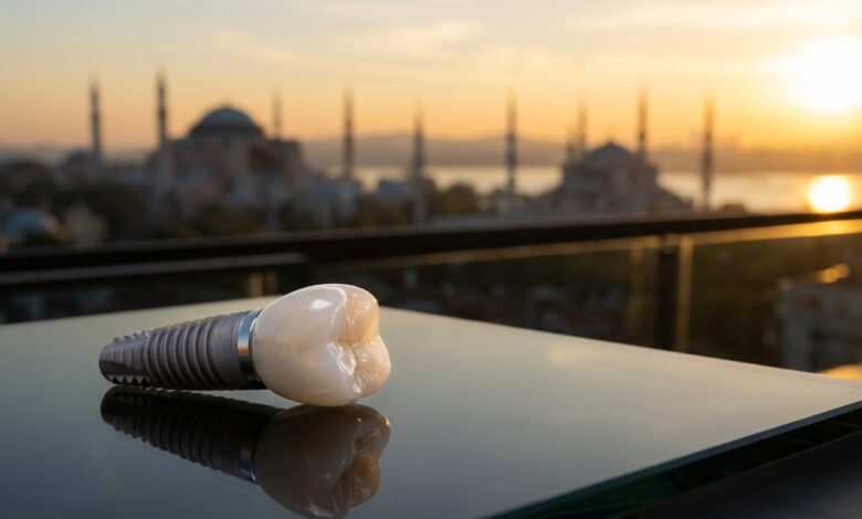Un modèle d'implant dentaire parfait posé sur une table en verre, avec en arrière-plan une vue panoramique floue et ensoleillée de la skyline d'Istanbul, représentant le tourisme dentaire en Turquie.