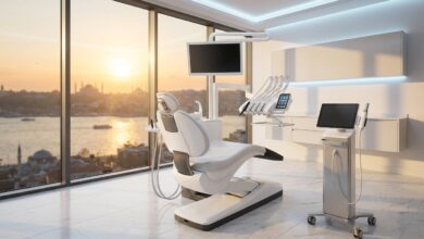 Intérieur d'une clinique dentaire ultramoderne et impeccable avec un fauteuil de soins high-tech, donnant sur une vue panoramique et floue d'Istanbul au lever du soleil.