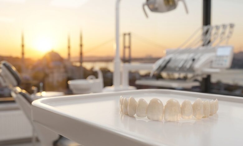 Une prothèse dentaire esthétique et parfaite, comme des facettes ou des implants, posée dans une clinique high-tech avec une vue imprenable et floue sur la skyline d'Istanbul au crépuscule.