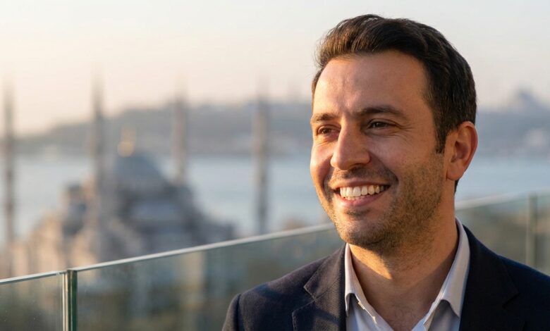 Un homme élégant avec un sourire éclatant et sain, se tenant sur un balcon avec une vue panoramique floue d'Istanbul au lever du soleil en arrière-plan, représentant le succès du tourisme dentaire en Turquie.