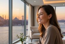 Une personne avec un sourire parfait et des dents blanches regarde la vue panoramique d'Istanbul au lever du soleil depuis une fenêtre, symbolisant le succès du tourisme dentaire en Turquie.