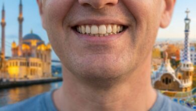 Une personne affichant un sourire parfait et sain, avec en arrière-plan un montage flou artistique symbolisant un choix entre Istanbul, en Turquie, et une ville espagnole, pour le tourisme dentaire.