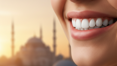 Un gros plan photoréaliste sur la bouche et le menton d'une personne souriante, montrant des dents d'un blanc éclatant et parfaitement alignées. L'arrière-plan est flou, révélant les contours doux des dômes et minarets d'un bâtiment emblématique d'Istanbul baigné dans une lumière chaude du lever ou du coucher du soleil.