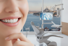 Vue intérieure d'une clinique dentaire lumineuse et technologique avec un gros plan sur un sourire parfait et confiant. En arrière-plan flou, on aperçoit le paysage urbain d'Istanbul avec ses bâtiments distinctifs.