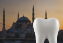 Image photoréaliste d'une dent saine et éclatante au premier plan, avec un arrière-plan flou montrant une silhouette emblématique de l'architecture turque, évoquant la confiance et la qualité des soins dentaires.