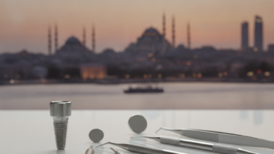 Image photoréaliste d'une clinique dentaire moderne et immaculée, avec un implant dentaire ou des instruments stériles en premier plan, et une vue floue du paysage urbain d'Istanbul à l'arrière-plan.