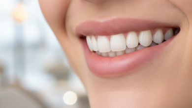 Gros plan d'un sourire sain et confiant avec des dents impeccables et naturelles, dans un environnement de clinique dentaire moderne et flou. L'image évoque le succès et l'esthétique des implants dentaires.