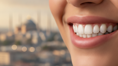 Gros plan photoréaliste sur la bouche et le menton d'une personne souriante, affichant des dents parfaitement alignées et éclatantes. L'arrière-plan est un bokeh flou d'une ville moderne au coucher du soleil, évoquant Istanbul, Turquie, et le tourisme médical.