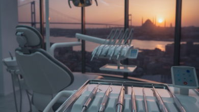 Image montrant un intérieur de clinique dentaire moderne et high-tech en gros plan, avec des instruments dentaires stériles au premier plan. En arrière-plan, une vue floue et panoramique du coucher de soleil sur la ville d'Istanbul avec des monuments emblématiques.