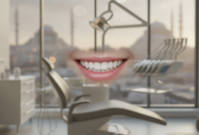 Image photoréaliste et ultra-détaillée d'un sourire éclatant et en parfaite santé au premier plan, avec un effet de bokeh. L'arrière-plan flou révèle un intérieur de clinique dentaire moderne et high-tech, et encore plus flou en fond, une silhouette architecturale d'Istanbul avec des dômes et des minareets.