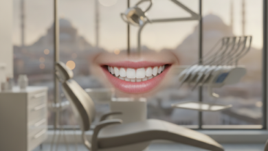 Image photoréaliste et ultra-détaillée d'un sourire éclatant et en parfaite santé au premier plan, avec un effet de bokeh. L'arrière-plan flou révèle un intérieur de clinique dentaire moderne et high-tech, et encore plus flou en fond, une silhouette architecturale d'Istanbul avec des dômes et des minareets.